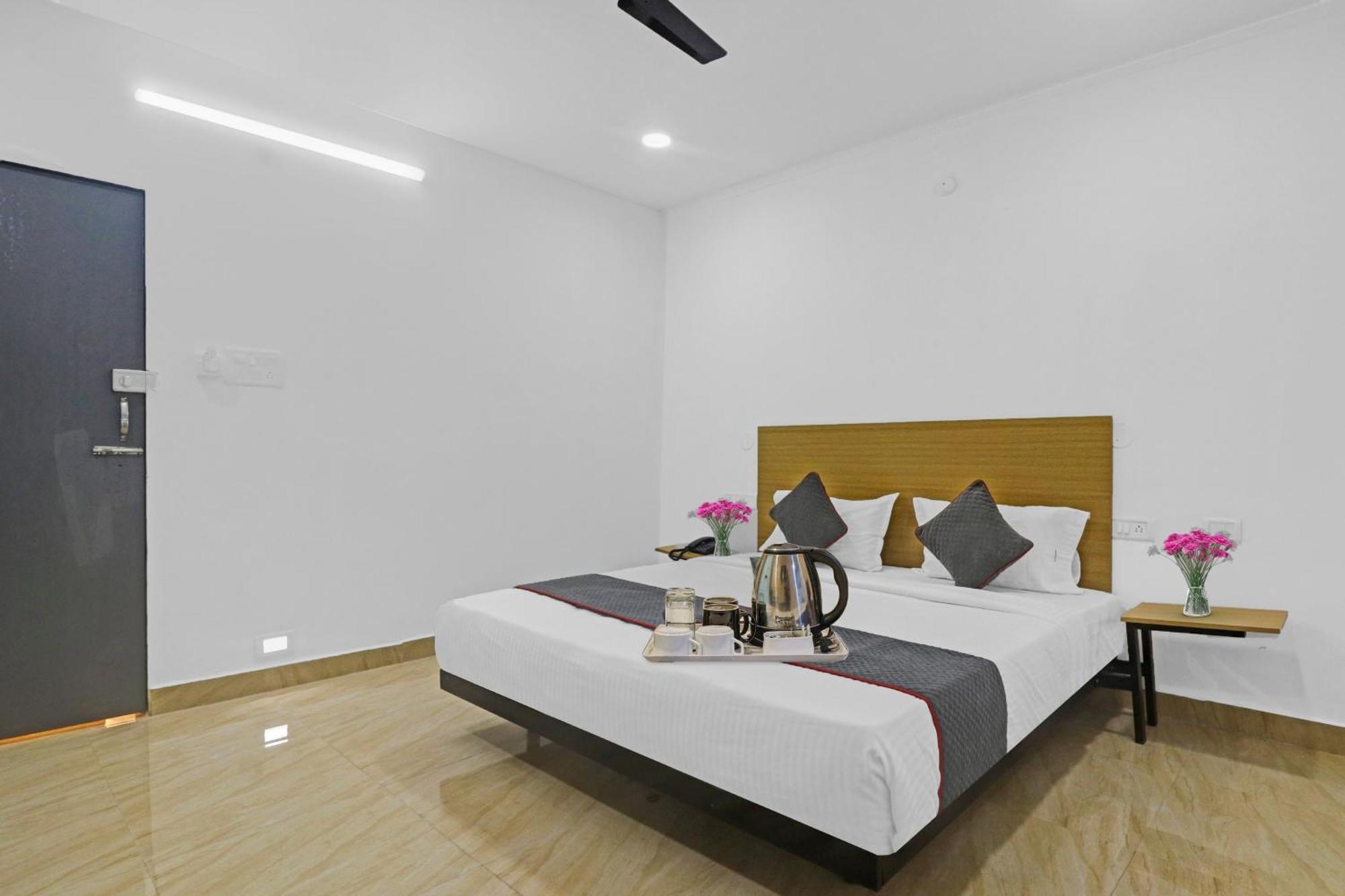 Townhouse De Alphabet Hotel Gachibowli Екстериор снимка